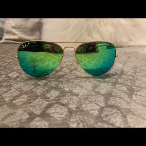 Green Ray-ban Aviator sunglasses with gold rim